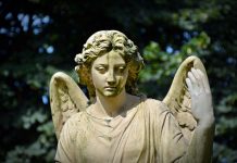 Interpretar vis in care apare o sculptura