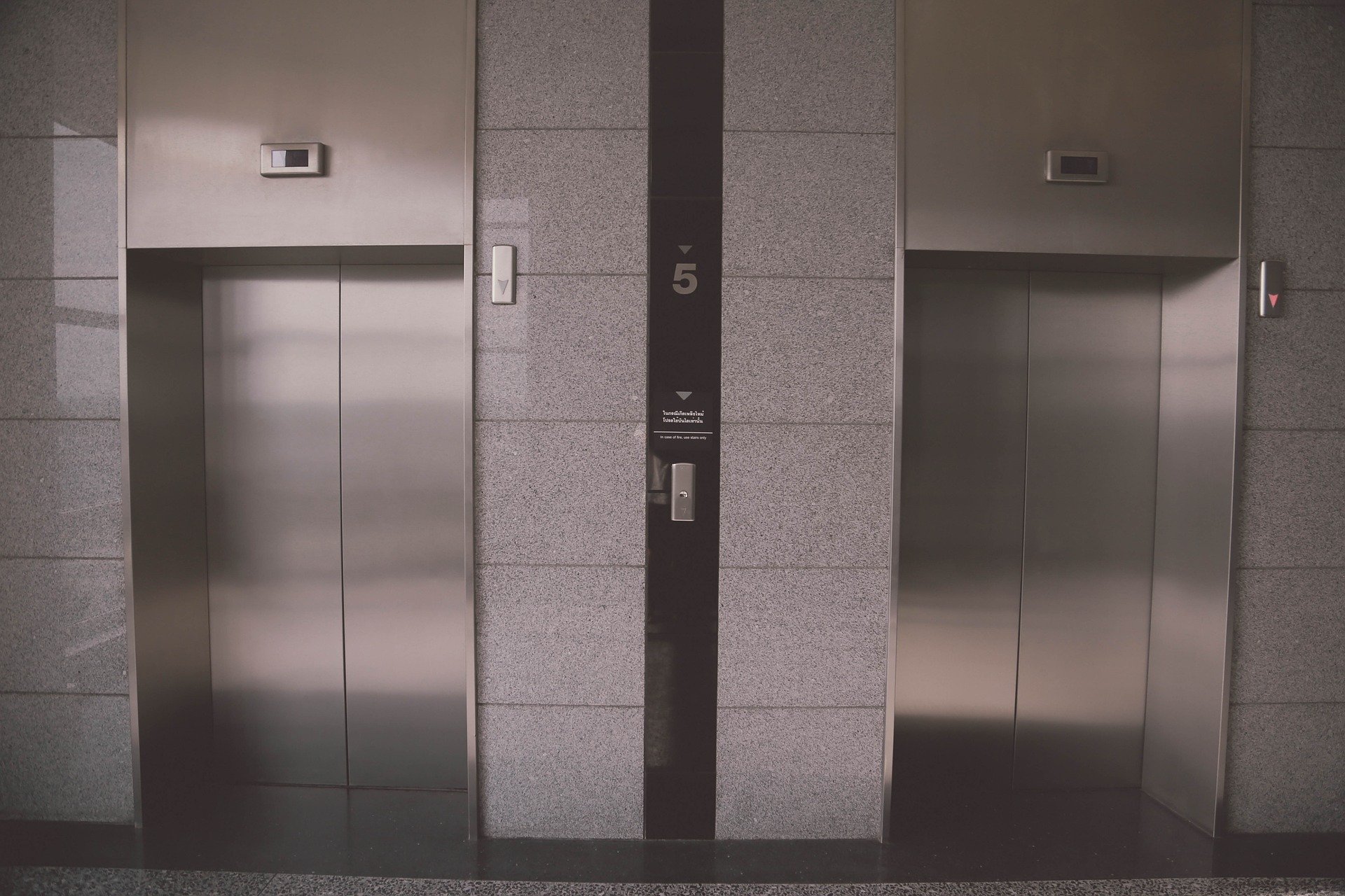 B.C. Hong Kong eternally Interpretare vis in care cade liftul cu tine intr-un bloc inalt -  DreamGeek.ro