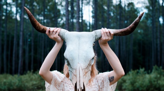 Interpretare vis in care o femeie moarta incearca sa te seduca