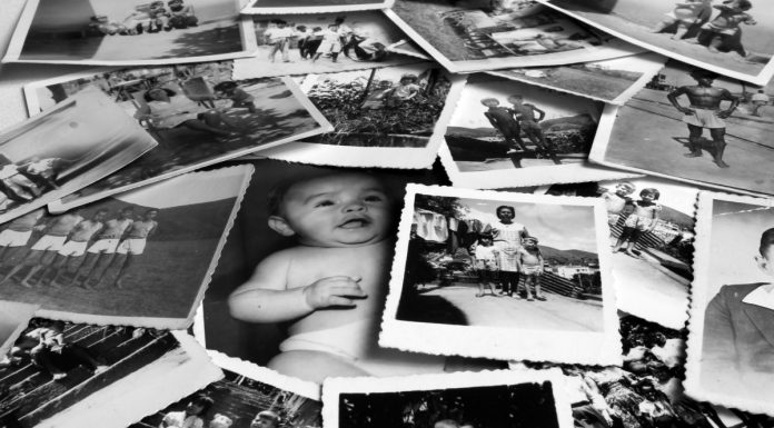 Interpretare vis in care te uiti intr-un album cu poze alb-negru