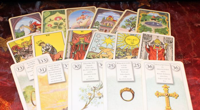 Interpretare vis in care esti la ghicitoare si vezi carti de joc pe masa