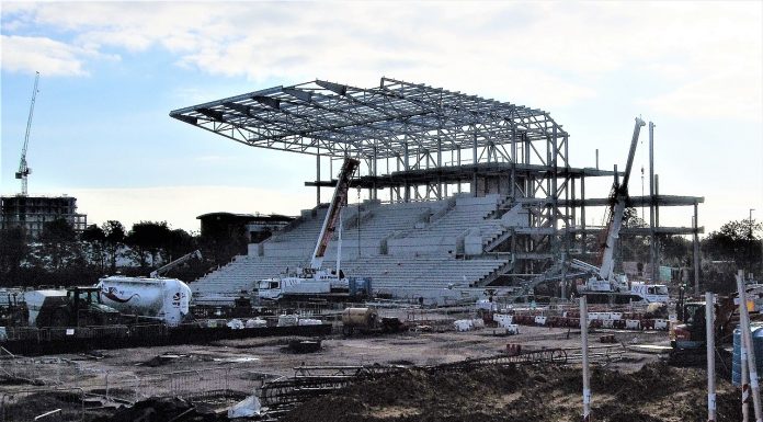 Interpretare vis in care esti pe un stadion care se prabuseste