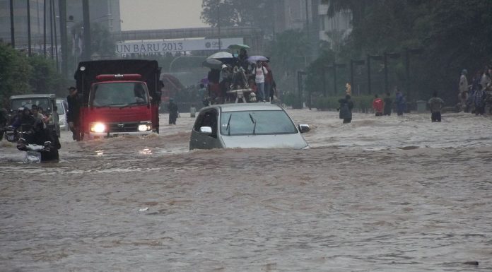 Interpretare vis in care esti surprins de o inundatie mare si te zbati sa supravietuiesti