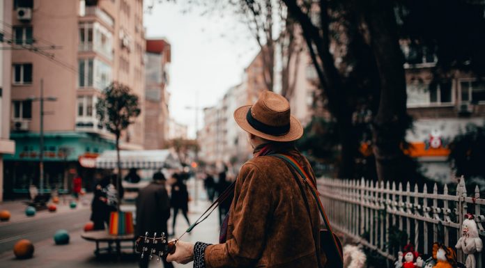 Interpretare vis in care iti canta la masa niste muzicanti