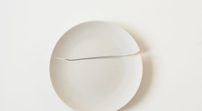 Interpretare vis in care spargi farfuriile si portelanurile in casa