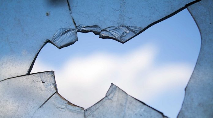 Interpretare vis in care te uiti in oglinda si se sparge