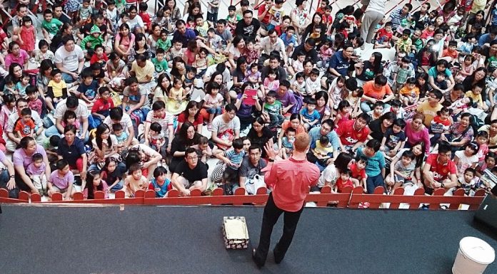 Interpretare vis in care vorbesti pe o scena in fata unei multimi