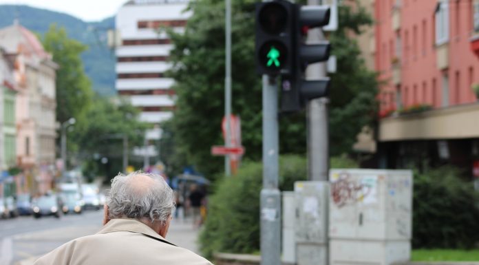 Interpretare vis in care ajuti un batran sa treaca strada sau la o activitate