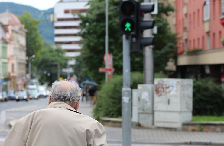 Interpretare vis in care ajuti un batran sa treaca strada sau la o activitate