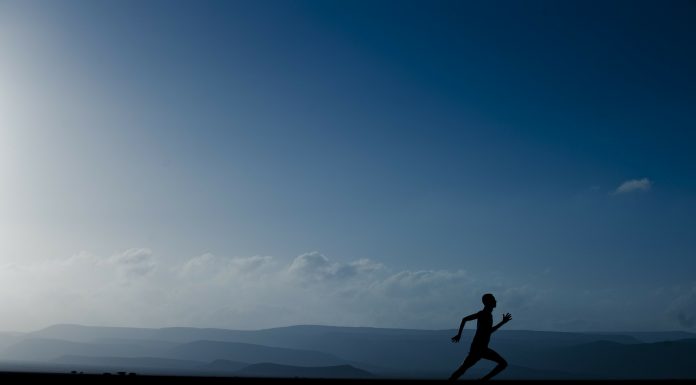 Interpretare vis in care alergi fara haine pe un camp, la munte sau pe langa o apa