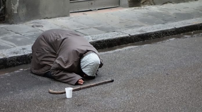 Interpretare vis in care esti cersetor si cauti prin gunoi