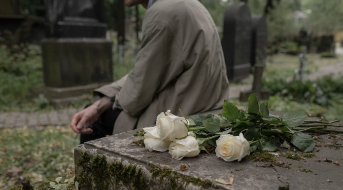 Interpretare vis în care duci cuiva flori la mormant