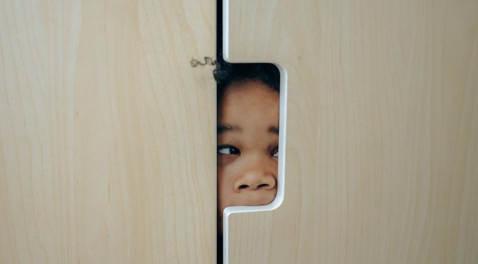 Interpretare vis în care ești închis într-un dulap sau spațiu închis