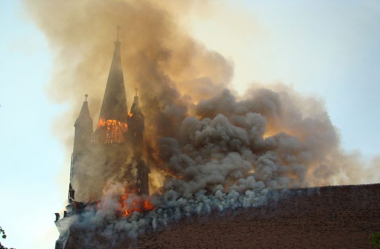 Interpretare vis in care o biserica arde, este mistuita de foc