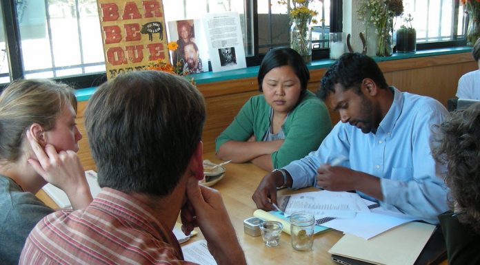 Interpretare vis in care cineva incearca sa iti dea sfaturi pentru problemele tale