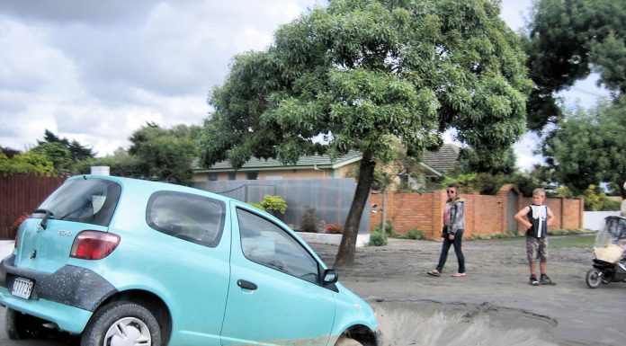 Interpretare vis in care esti blocat intr-o masina ce a picat in apa