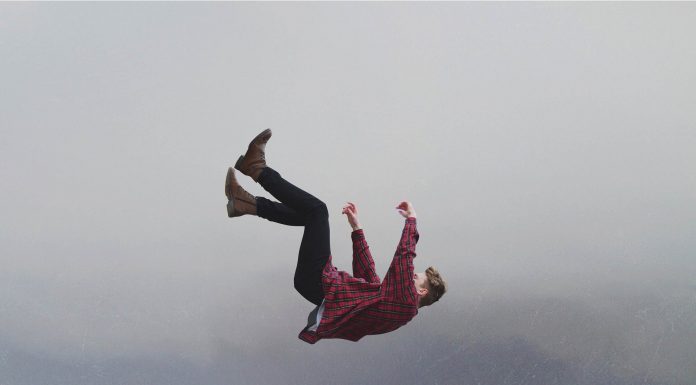 Interpretare vis in care pica un om sau un obiect din cer pe tine