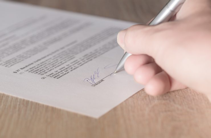 Interpretare vis in care semnezi un contract sau o intelegere cu cineva