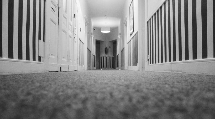 Interpretare vis in care cineva te inchide in camera sau te pedepseste pentru ceva