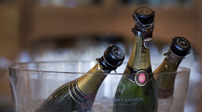 Interpretare vis in care desfaci o sticla de sampanie si sarbatoresti