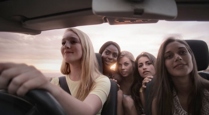 Interpretare vis in care le platesti prietenilor mai saraci o excursie alaturi de tine