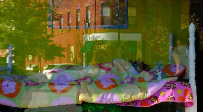 Interpretare vis in care te prinde cineva de picior cand te dai jos din pat