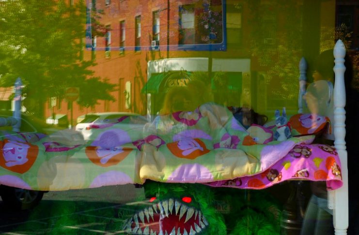 Interpretare vis in care te prinde cineva de picior cand te dai jos din pat