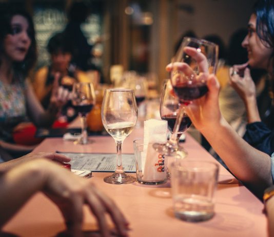 Interpretare vis in care esti la restaurant cu prietenii