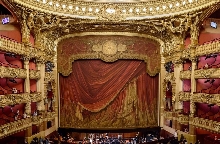 Interpretare vis in care esti la teatru