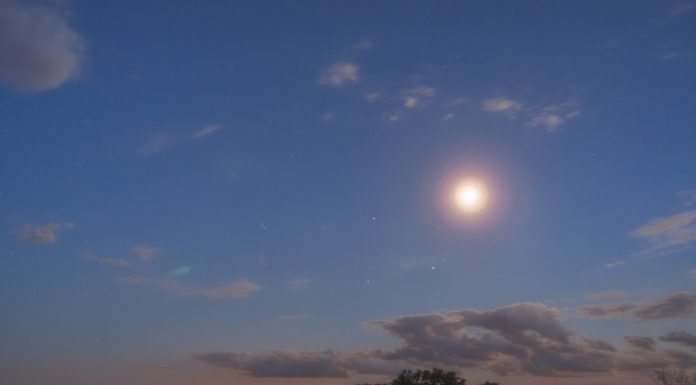 Interpretare vis in care te uiti cu un binoclu la Luna si vezi orase