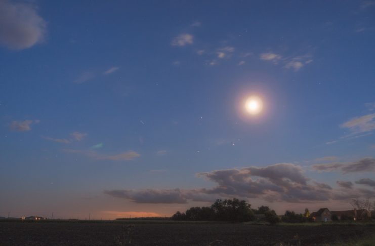 Interpretare vis in care te uiti cu un binoclu la Luna si vezi orase