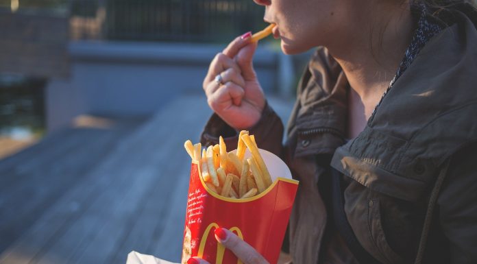 Interpretare vis in care esti la fastfood si nu te mai opresti din mancat