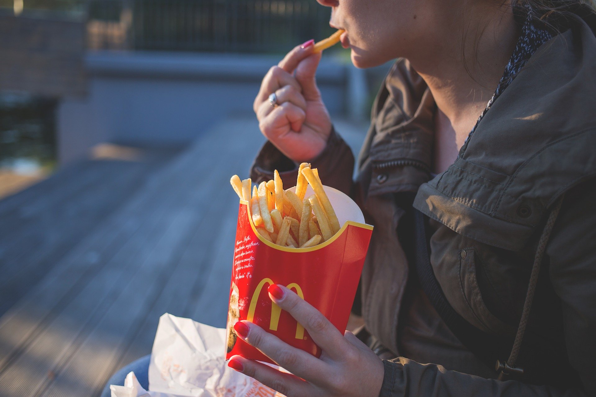 Interpretare vis in care esti la fastfood si nu te mai opresti din mancat