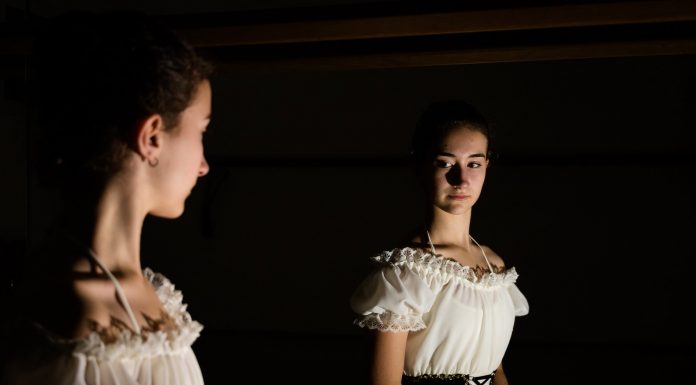 Interpretare vis in care iti vezi reflexia in oglinda sau apar multe oglinzi