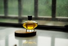 Intrepretare vis în care vezi un parfum de lux, pe care îl faci cadou unei femei