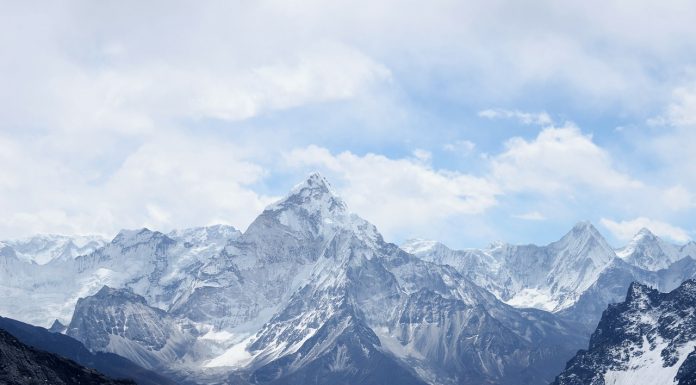 Interpretare vis în care vezi stânci și vârful munților