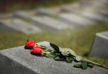 Interpretare vis în care apare o piatră funerară