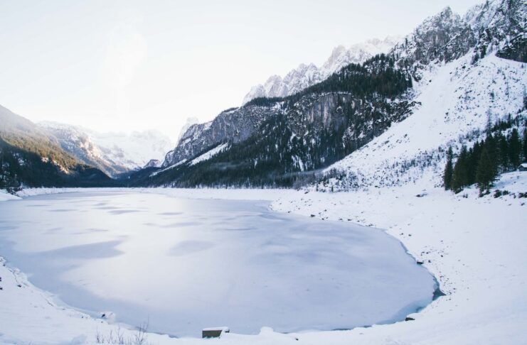 Interpretare vis în care apare un lac înghețat